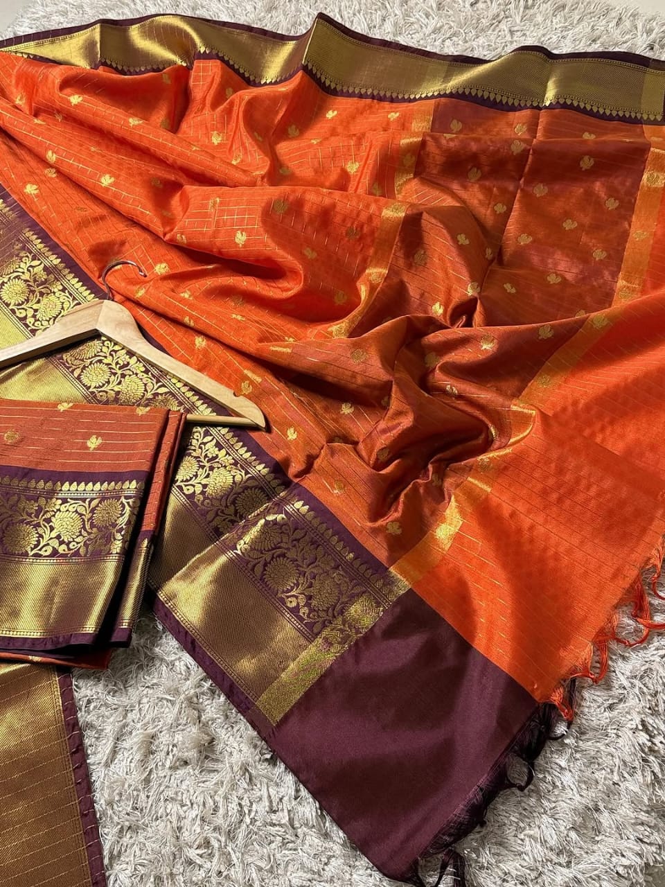 Seni katan sarees