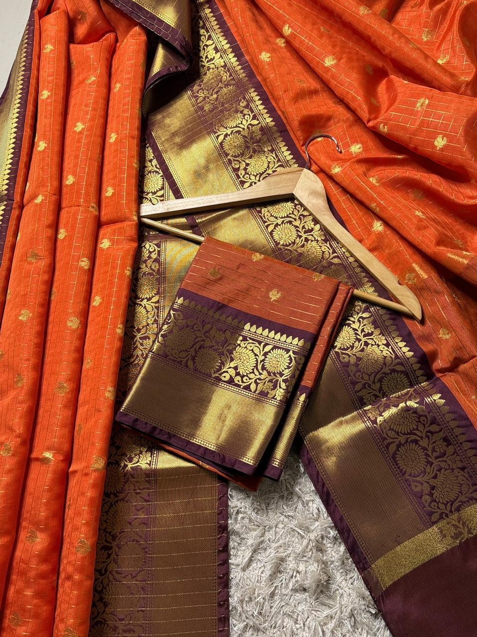 Seni katan sarees