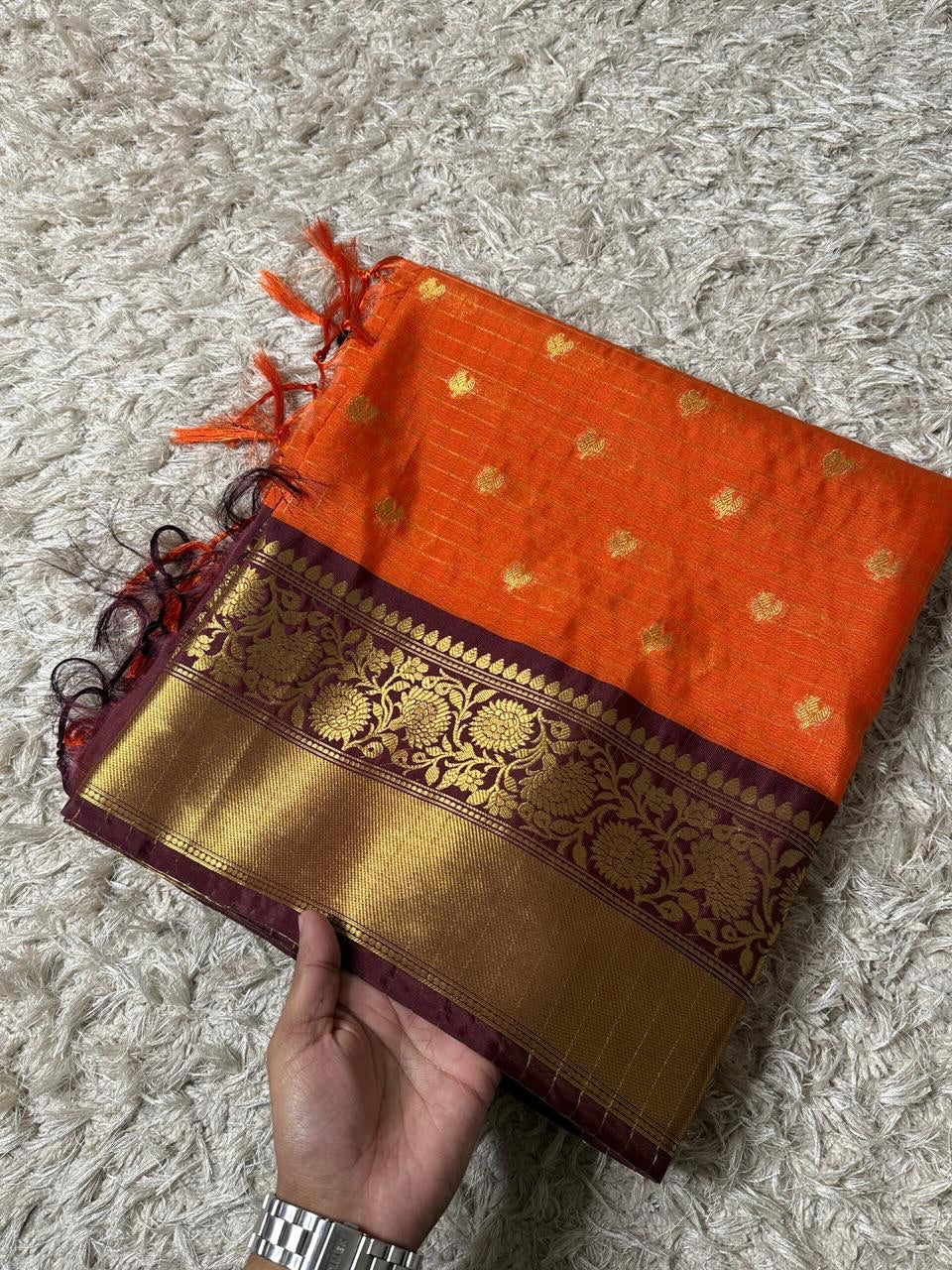 Seni katan sarees